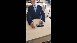 Захожу в класс а здесь Стас соль долбит