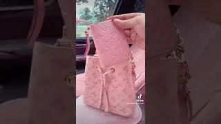 What’s in my bag 😘💗 