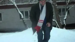 Я решил справиться с зимой голыми ногами