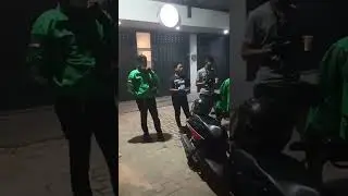 Duduk santai sambil menunggu orderan(GRAB BIKE LILIBA)