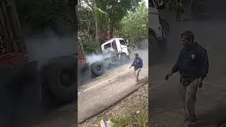 What is going on here?? truck trail sliped ☠️☠️🤯 #viral #shorts #accidents