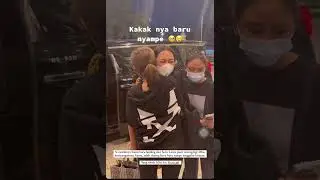 Tangis Erika Carlina Pecah saat tiba di rumah duka Laura Anna