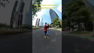 Sepatu roda di jalan raya sambil gendong bocil..