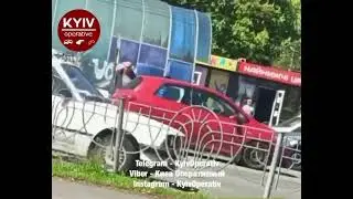 На Дарницькій площі одразу після ДТП емоції водіїв зашкалювали і вони почали битися