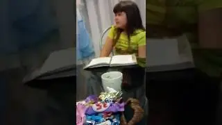Сестра учит стих)