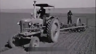 ДТ-24-2 трактор. На работах в коллективном хозяйстве (1958).