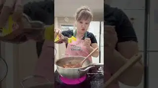 Kimchi-tige (South Korean kimchi soup)
