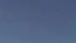 Вот такая у нас небо, каждый две минуты летают вот такие самолеты ... 2 . .