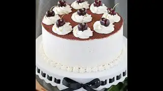 Шоколадный торт с вишней