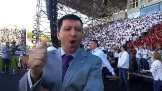 Запрожье Новое Поколение стадион. Проповедник ломает костыль больного!