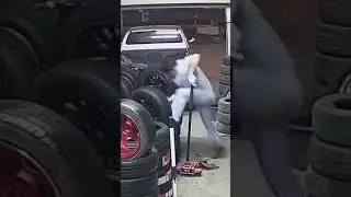 НЕУДАЧНО СЛЕЗ ШИНОМОНТАЖНИК НАПОРОЛСЯ РЕАКЦИЯ ПАРОДИЯ МИНИАТЮРА ПРИКОЛ СМЕХ 2023 РЖАКА УГАР ЛУЧШЕЕ