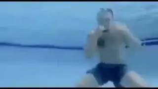 ЧЕЛ БЬЁТ ВОДУ МЕМДЛЯ ШАБЛОНА