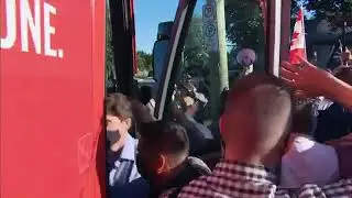 Премьер-министра Канады закидали камнями