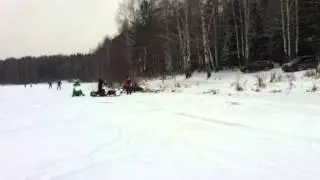 Сам Крах показывает азы по управлению снегоходом в воде на своей красотке турбе
