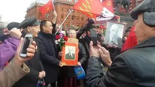 Chinese and Russian communists sing together