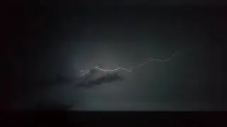 Gewitter Blitz Spektakel nach dem Hagelkörner mit 4,5 cm das Dachfenster durchschlugen