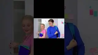 un chico mostrando sus músculos a una chica