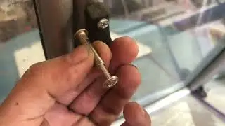 Фиксатор форточки на лобовое стекло лодки с стойки под лобовое стекло.