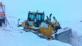 Бульдозер Komatsu D65EX-16 в пургу на Таймыре