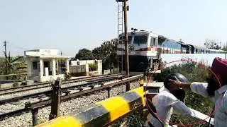 चलती ट्रेन के सामने फाटक पे किया तमाशा Intense Argument infront of Speeding train at Crossing