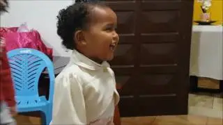 Biel e Manu brincando na festa de 2 aninhos dela
