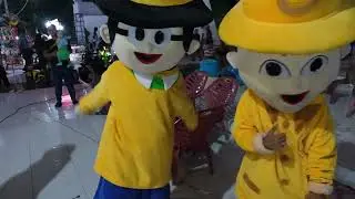 badut upin ipin ngamen di pasar malam