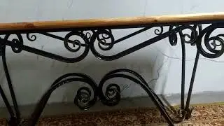 Стол с элементами холодной ковки.