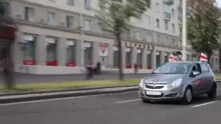 Аўто зь бел-чырвона-белымі сьцяжкамі едзе па Менску|Авто с бело-красно-белыми флагами едет по Минску