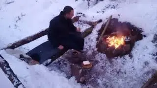 Землянка из валежника зимой
