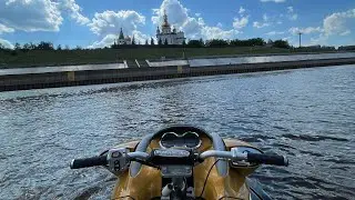 Артур Назаров едет на гидроцикле по реке Тура, город Тюмень.