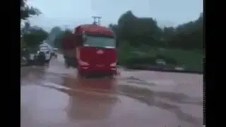 Фура утонула на дороге