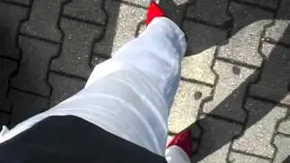Pumps red, white pants