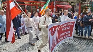 XII Latviešu kultūras svētku Īrijā gājiens Dublinas vecpilsētā Temple bar. 30.04.2023.