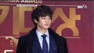 [HD] 121231 SHINee Minho @ Drama Awards Red Carpet (Cut)