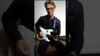 УЛИЧНЫЙ-ПОДЬЕЗДНЫЙ МУЗЫКАНТ ИЗ ПИТЕРА АТАКУЕТ ВОНЮЧИХ ЛЖЕЗВВЕЗД МОСКВЫ