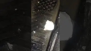 Лайфхак!! как слить талую воду с коврика автомобиля с помошью снега