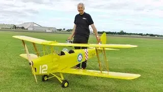 RC SCALE De HAVILAND TIGERMOTH - FLOWN BY GERHARD REINSCH AT WILLIS WARBIRDS FIGHTER MEET - 2015
