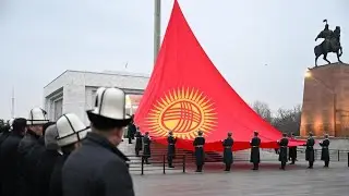 На площади Ала-Тоо прошла церемония поднятия нового флага