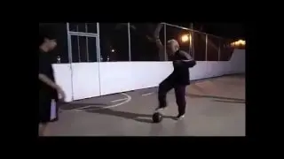 прикольно мужик играет в фудбол