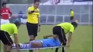 Футболистов уносят с поля ( No HD )