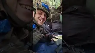 Працює арта, летять осколки, а він "мівіну" їсть 😏
