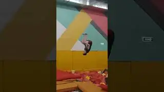 сложные сальто на батуте 😱