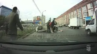 Момент ДТП, как авто переворачивается на крышу в Перми
