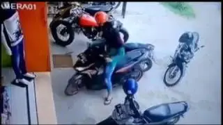 Девушка на скутере пытается выехать с парковки