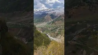 Спуск с гор в долину по сильно петляющей военно-грузинской дороге.
