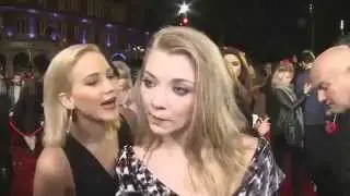 Jennifer Lawrence y Natalie Dormer se besan en la boca por accidente