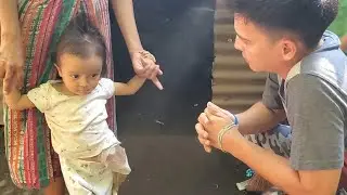 Esta niña literalmente juega con las tripitas de fuera 😔
