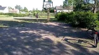 Учусь попадать мячиком в корзину