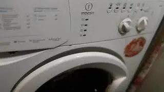 Как добросить вещи в стиральную машину после запуска?