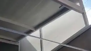 cobertura sanduíche retrátil.